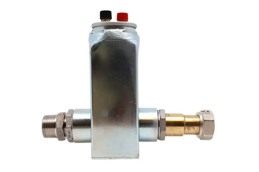 Entgasungseinheit in metallischer Bauweise mit zwei Anschlüssen, einem für Flüssigkeit und einem weiteren für das Entgasungsventil. Hersteller ist Remeha.